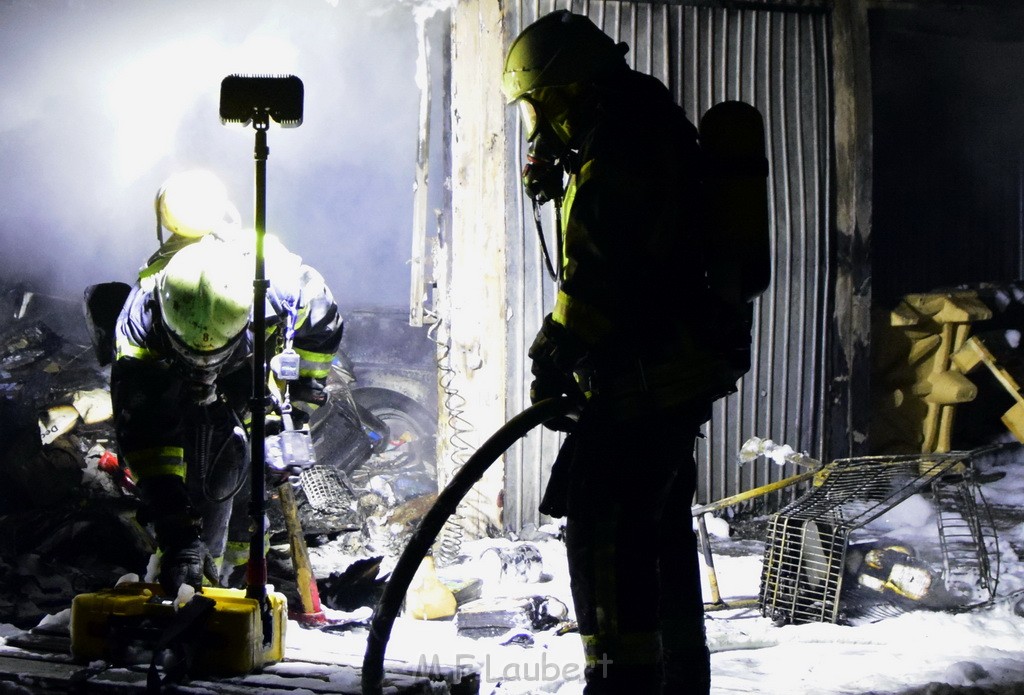 Feuer Hinterhof Garagen Koeln Hoehenberg Olpenerstr P088.JPG - Miklos Laubert